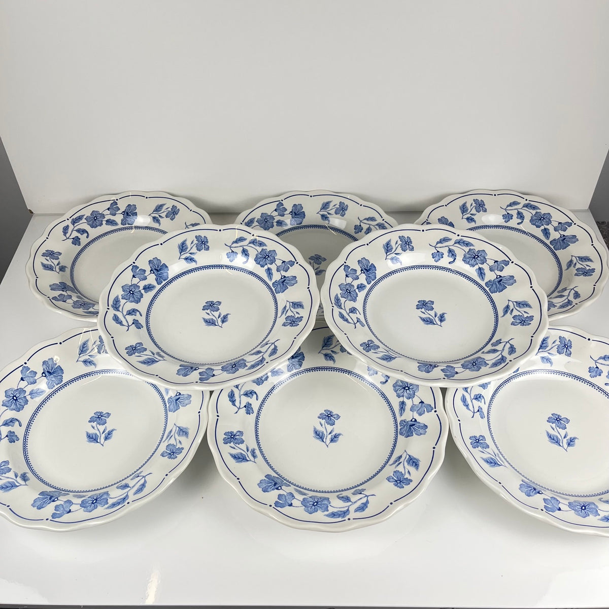 Set de 8 assiettes creuses Nuova Fontebasso, motif fleur bleu et bord festonné, Italie, XX eme.