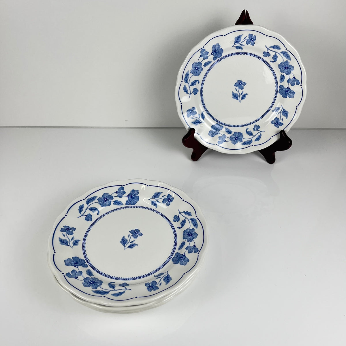 Set de 5 assiettes à dessert Nuova Fontebasso, motif fleur bleu et bord festonné, Italie, XX eme.