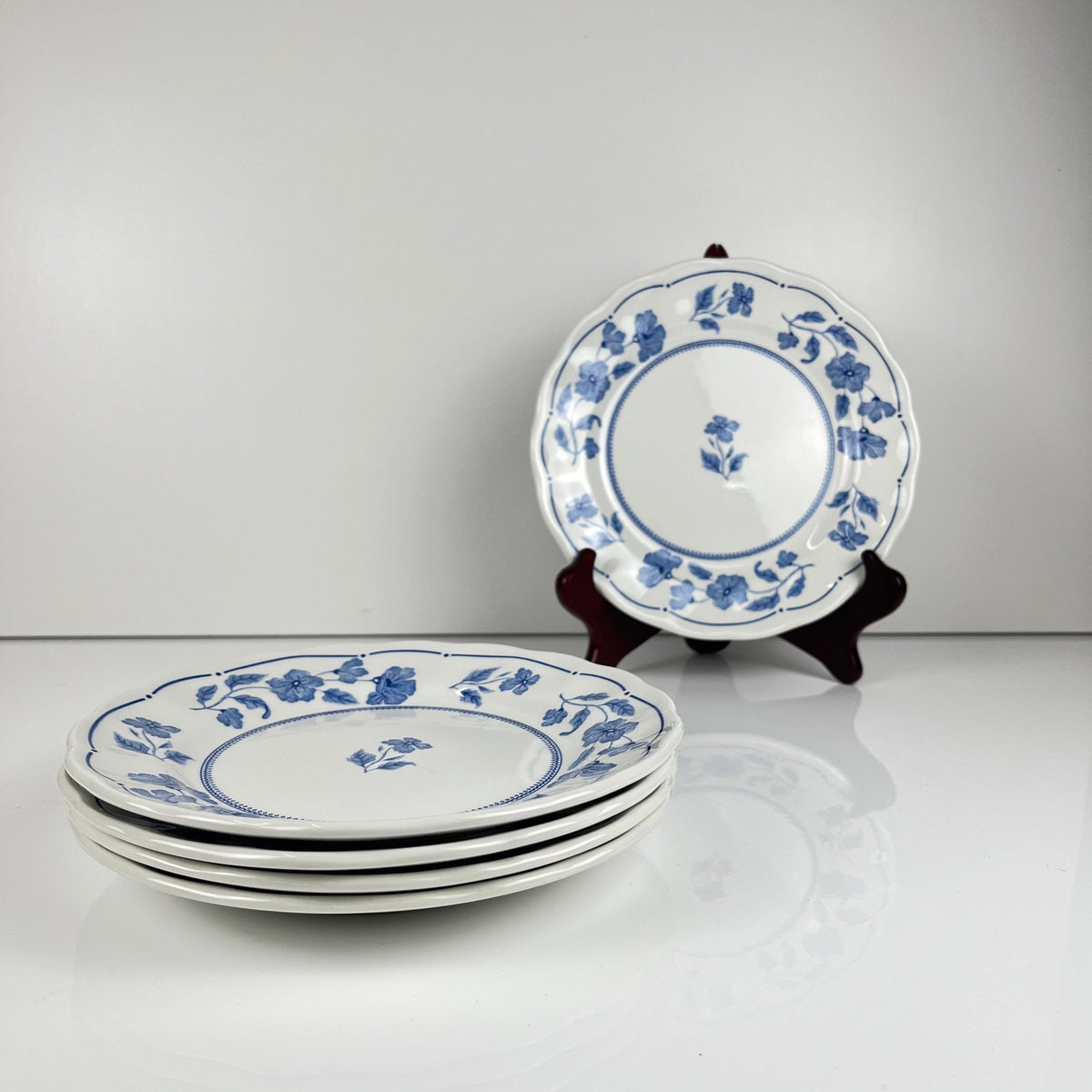Set de 5 assiettes à dessert Nuova Fontebasso, motif fleur bleu et bord festonné, Italie, XX eme.