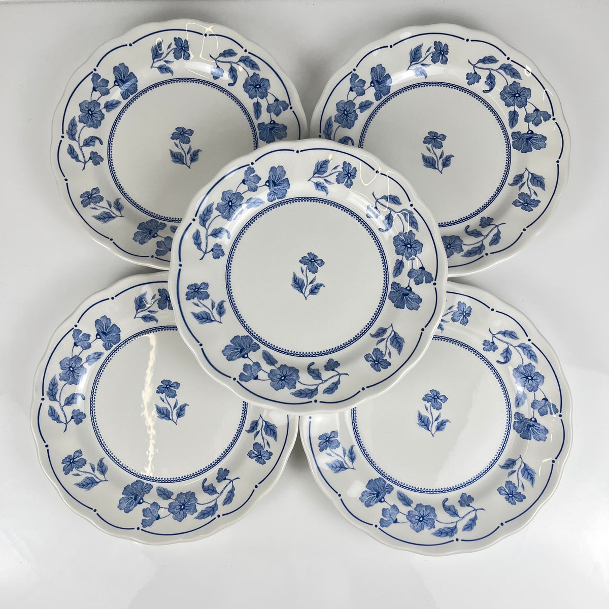 Set de 5 assiettes à dessert Nuova Fontebasso, motif fleur bleu et bord festonné, Italie, XX eme.