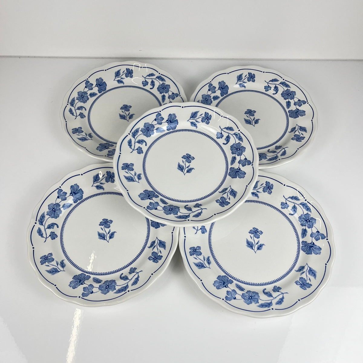 Set de 5 assiettes à dessert Nuova Fontebasso, motif fleur bleu et bord festonné, Italie, XX eme.