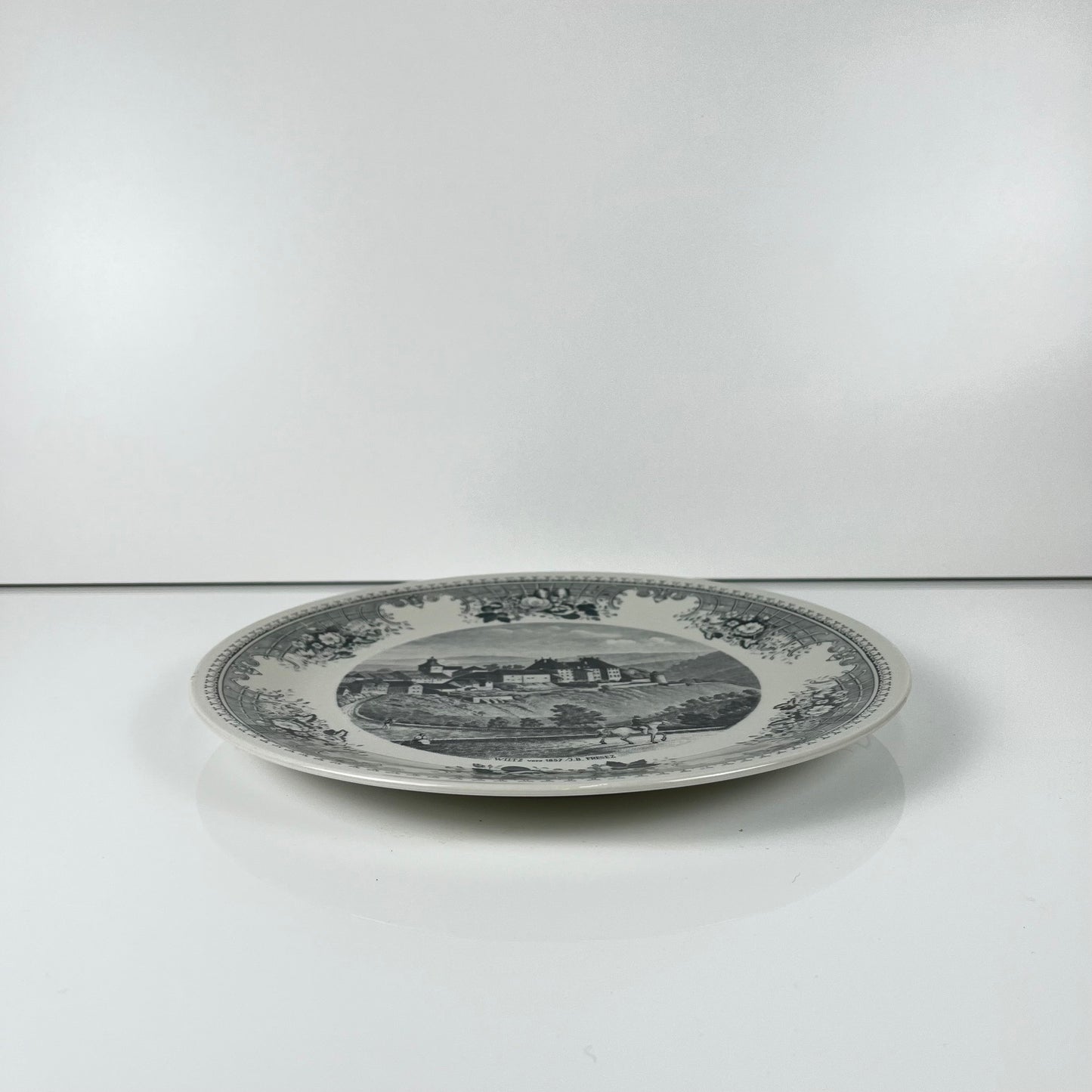 Plat Villeroy & Boch  "Wiltz, luxembourg", gris