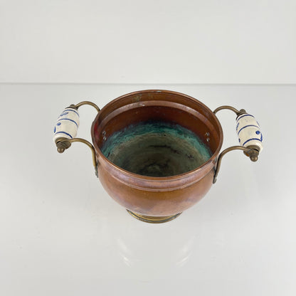 Duo de jardinière ancienne en cuivre et poignée porcelaine, début XXème
