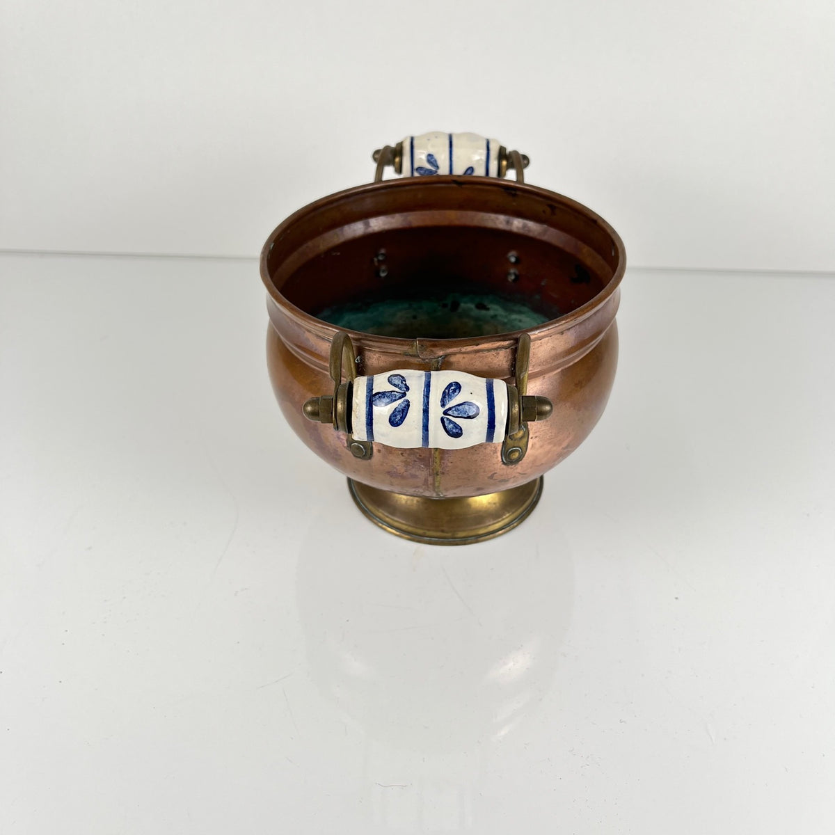 Duo de jardinière ancienne en cuivre et poignée porcelaine, début XXème