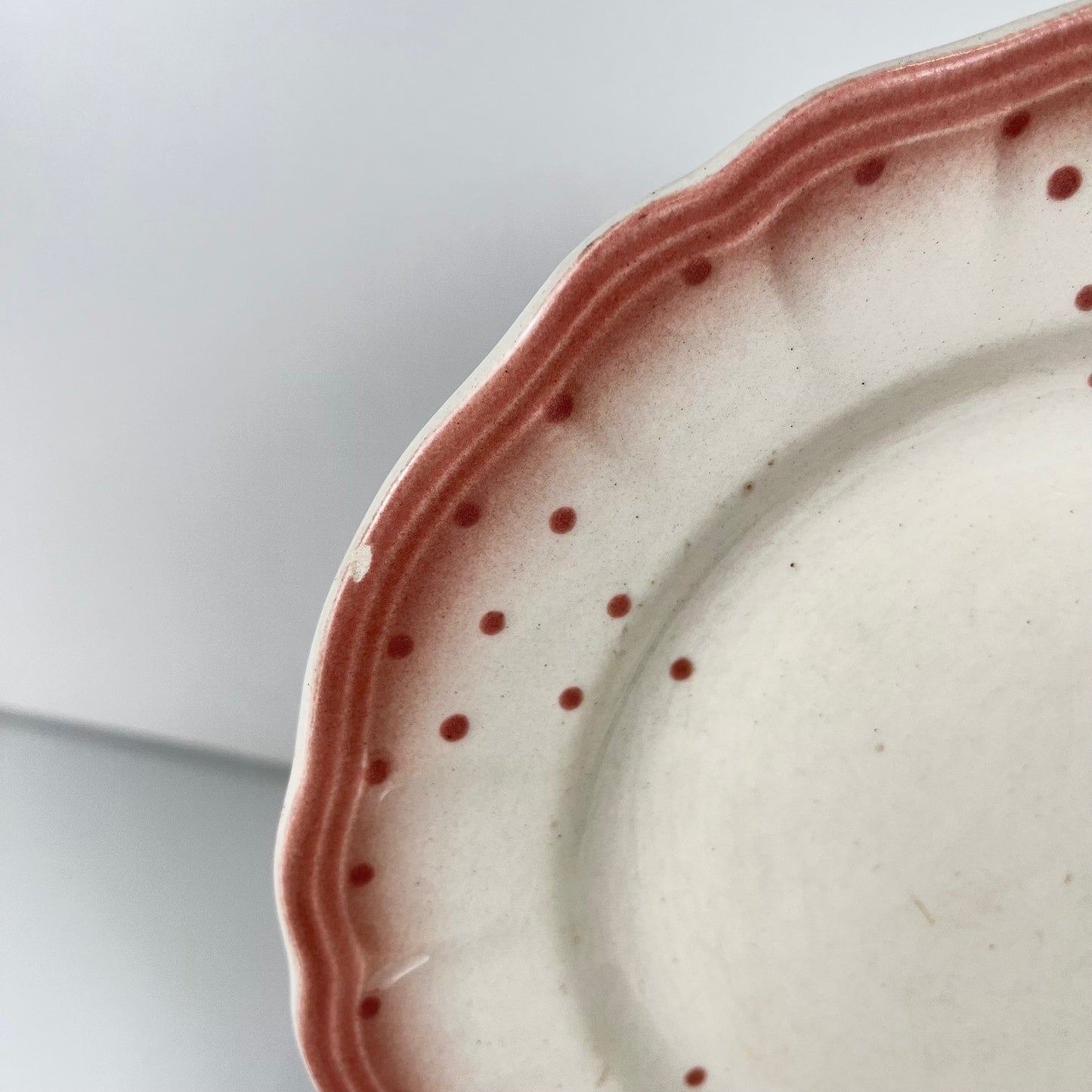 Set de 2 assiettes Salins Les bains rose, avant 1970