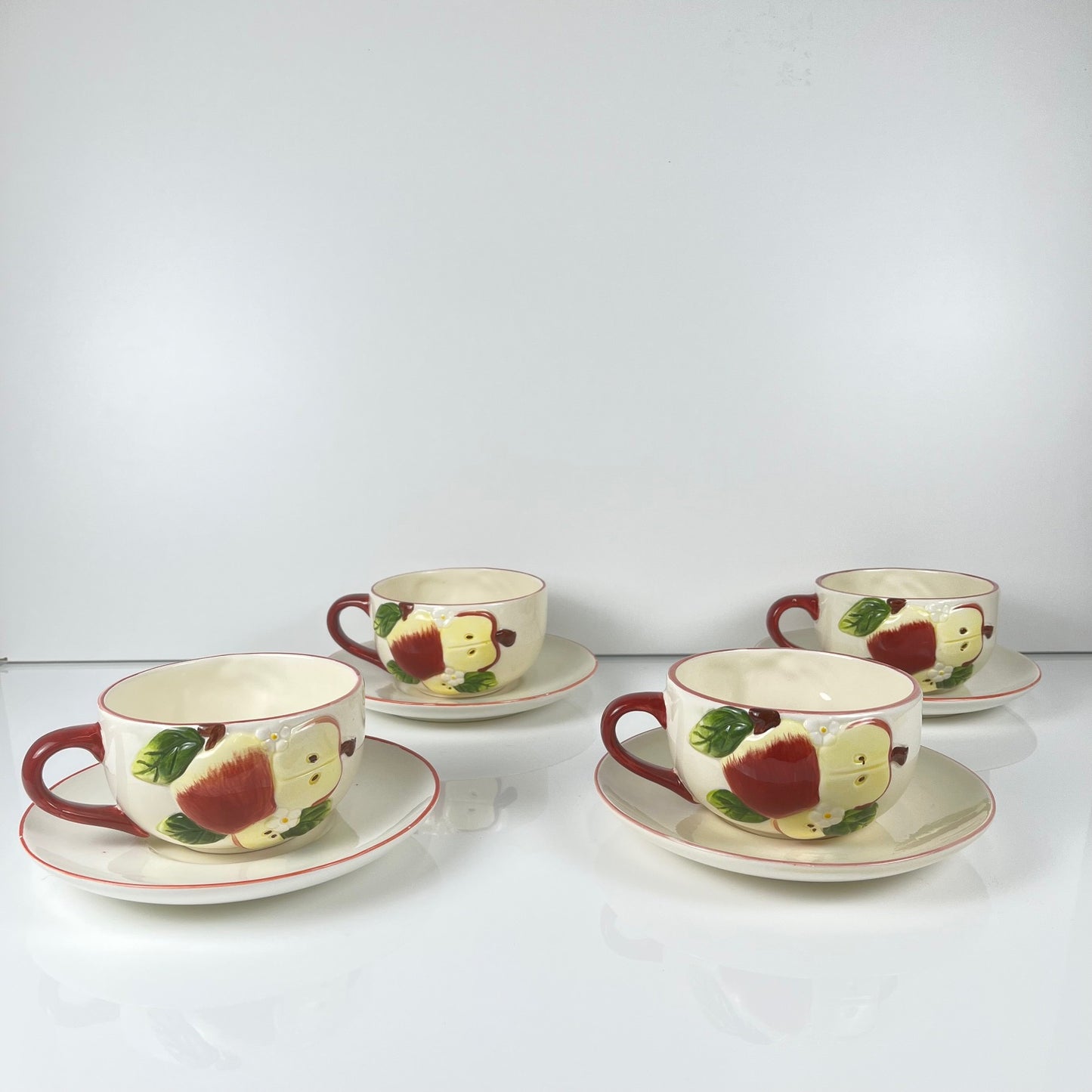 Set de 4 tasses avec soucoupes barbotine "Pomme"