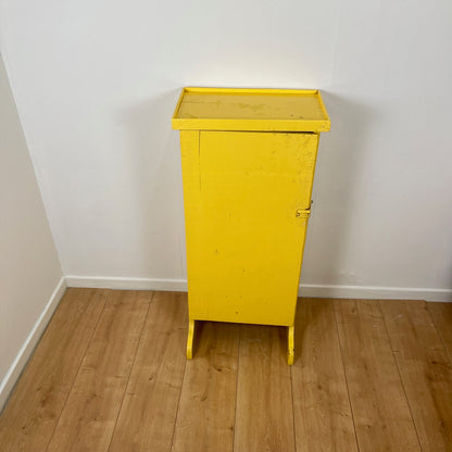 Ancien petit meuble d'atelier, jaune pâle