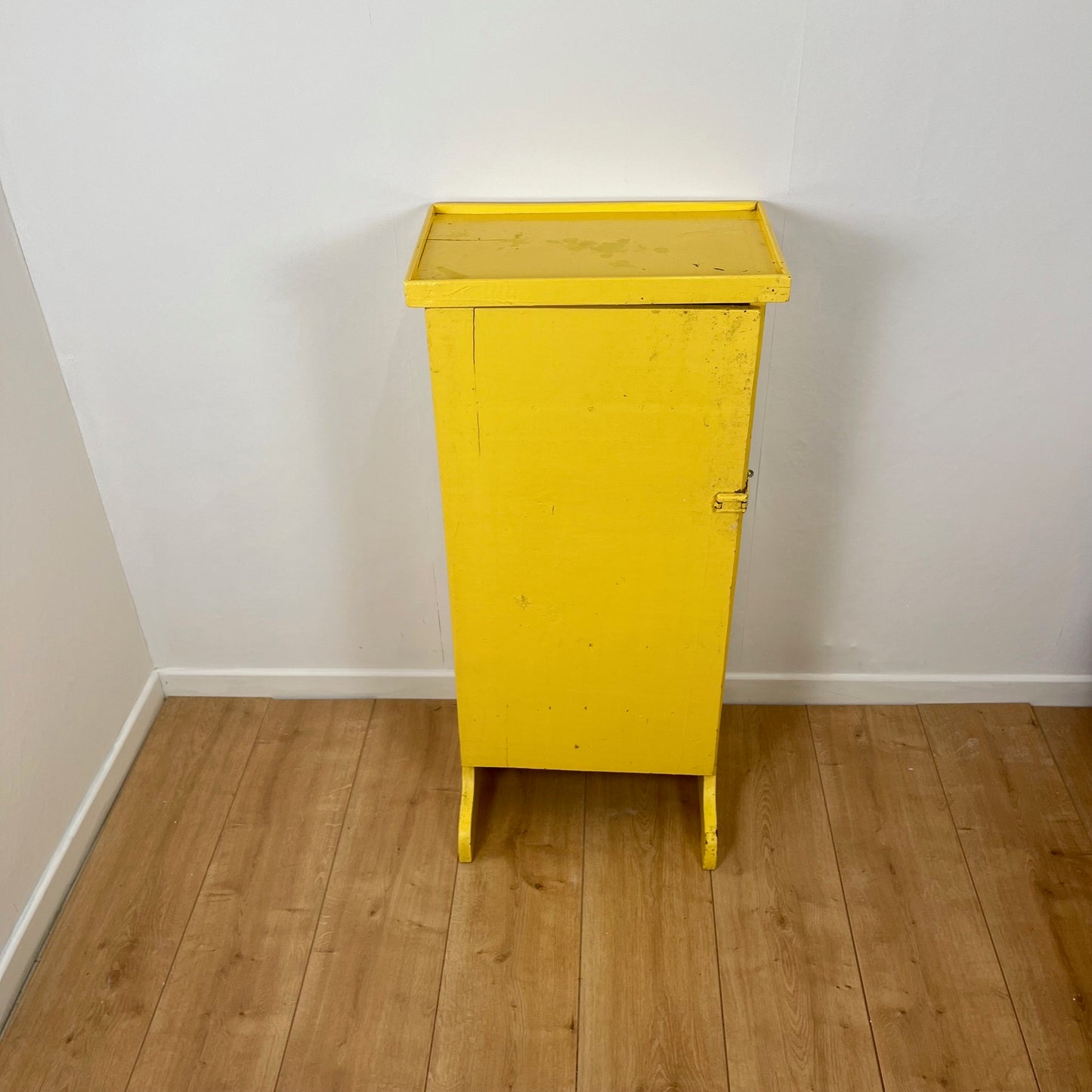 Ancien petit meuble d'atelier, jaune pâle