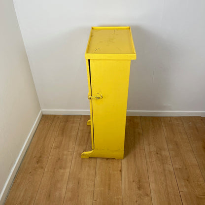 Ancien petit meuble d'atelier, jaune pâle