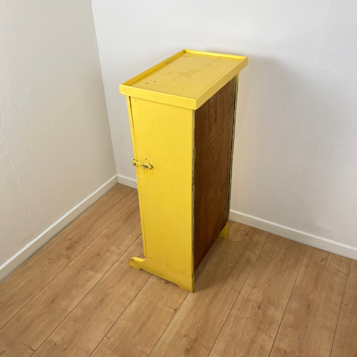 Ancien petit meuble d'atelier, jaune pâle