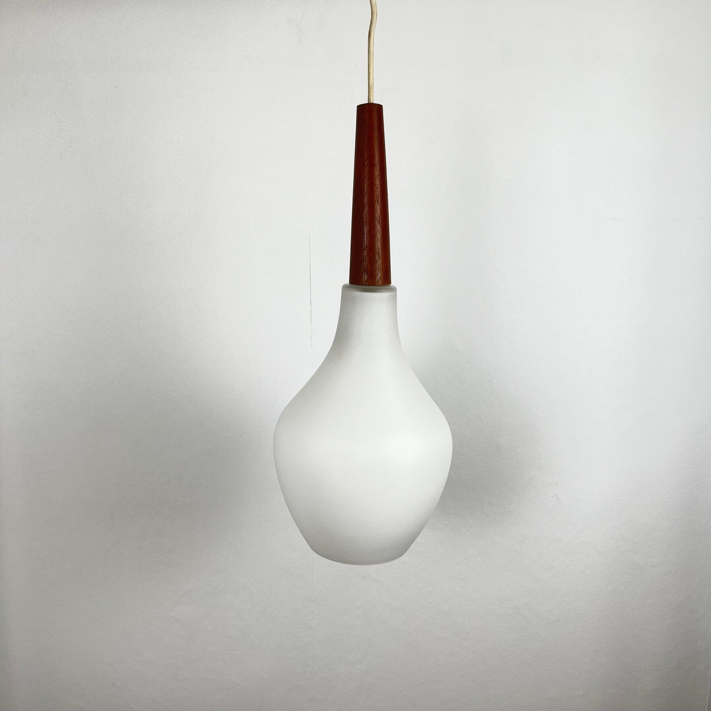 Suspension scandinave opaline et teck, midcentury modern