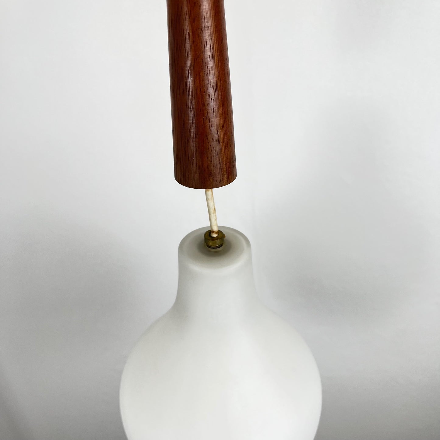 Suspension scandinave opaline et teck, midcentury modern