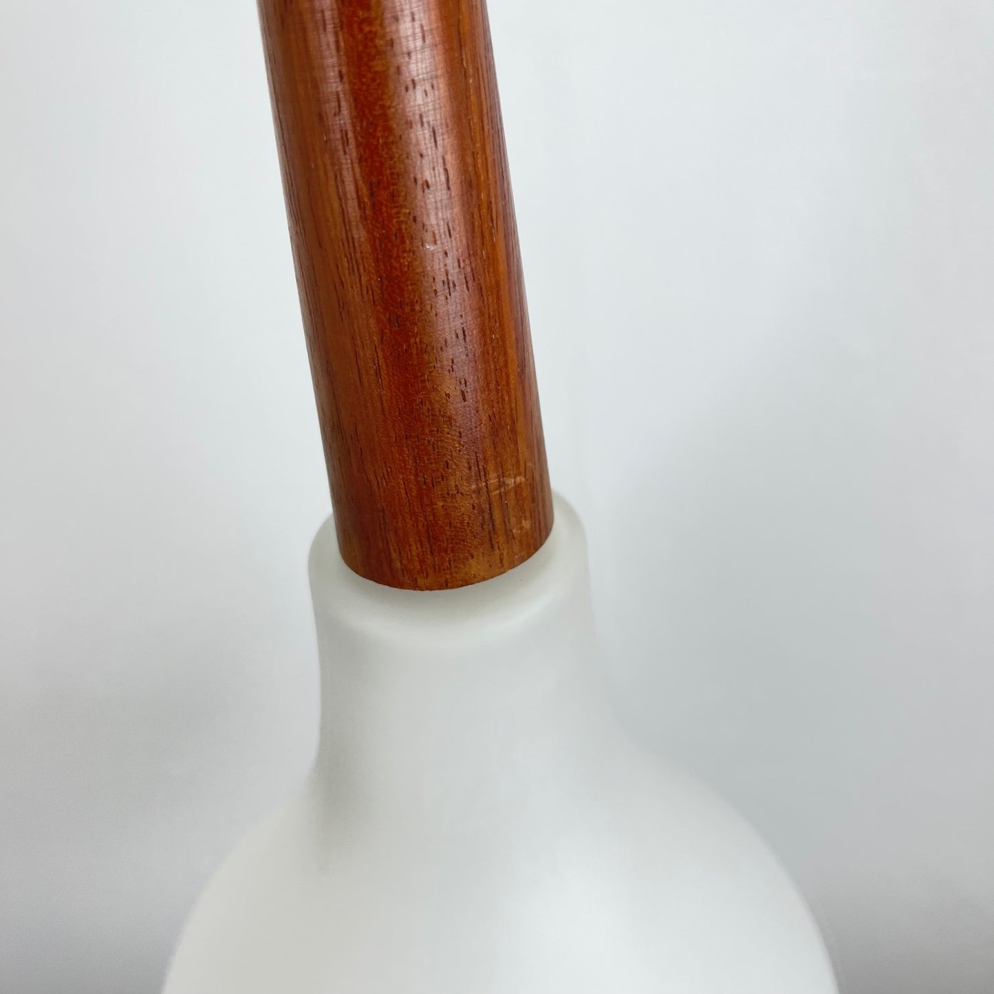 Suspension scandinave opaline et teck, midcentury modern