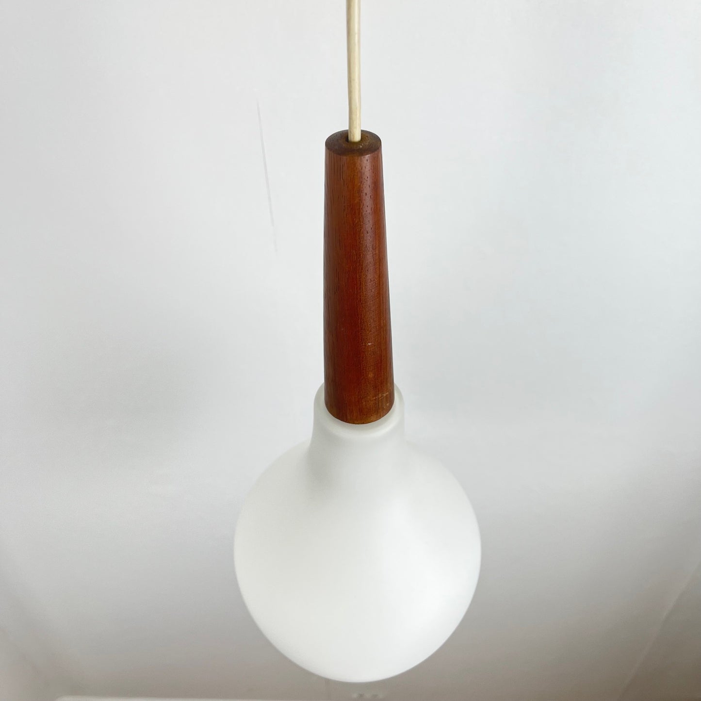 Suspension scandinave opaline et teck, midcentury modern