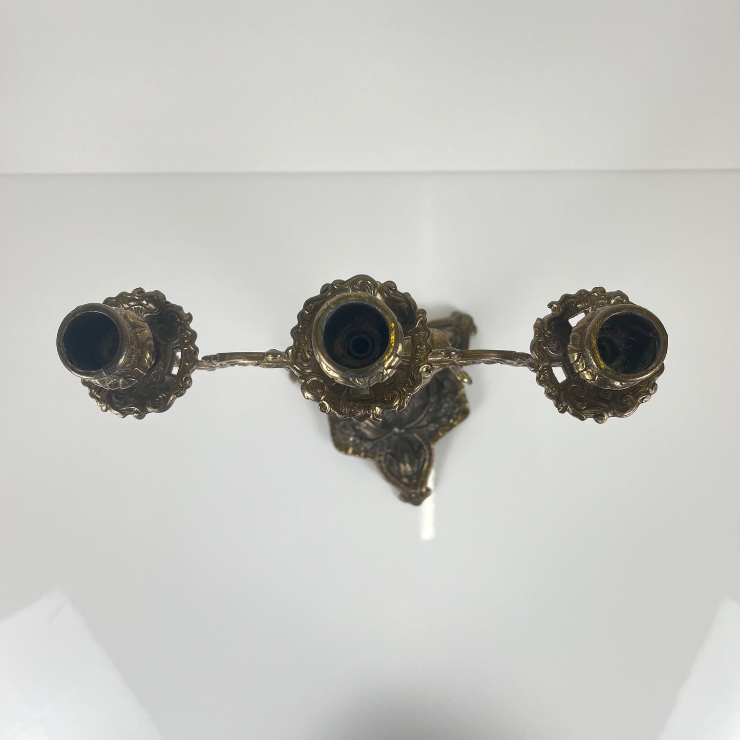 Candélabre ancien à 3 bras en laiton moulé, Angelot, fin XIXe-Début XXe