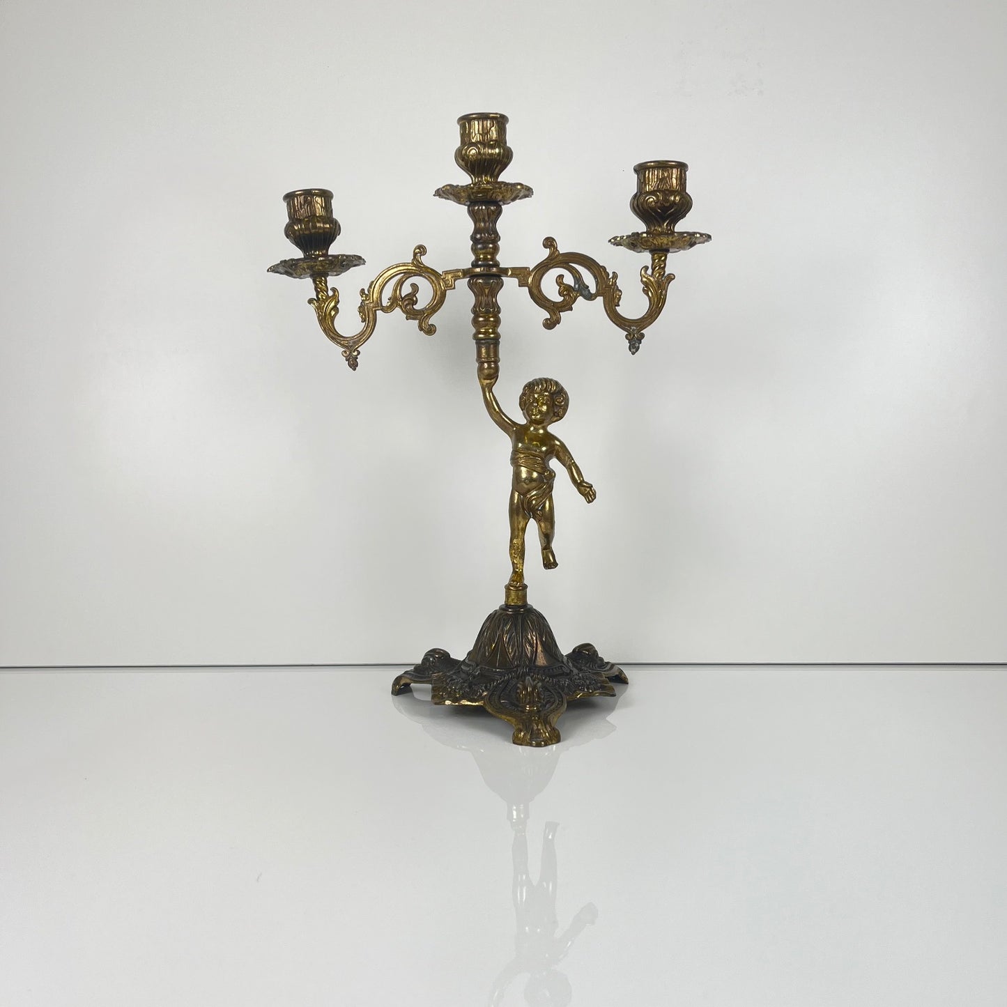 Candélabre ancien à 3 bras en laiton moulé, Angelot, fin XIXe-Début XXe