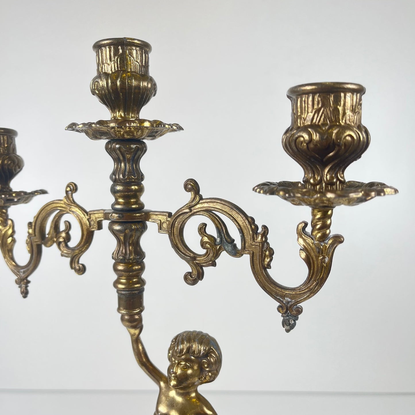 Candélabre ancien à 3 bras en laiton moulé, Angelot, fin XIXe-Début XXe