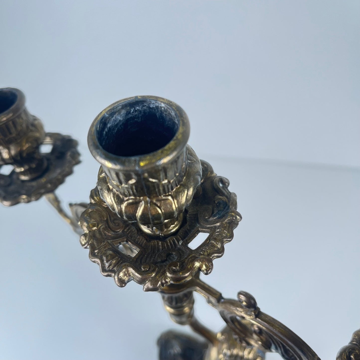 Candélabre ancien à 3 bras en laiton moulé, Angelot, fin XIXe-Début XXe