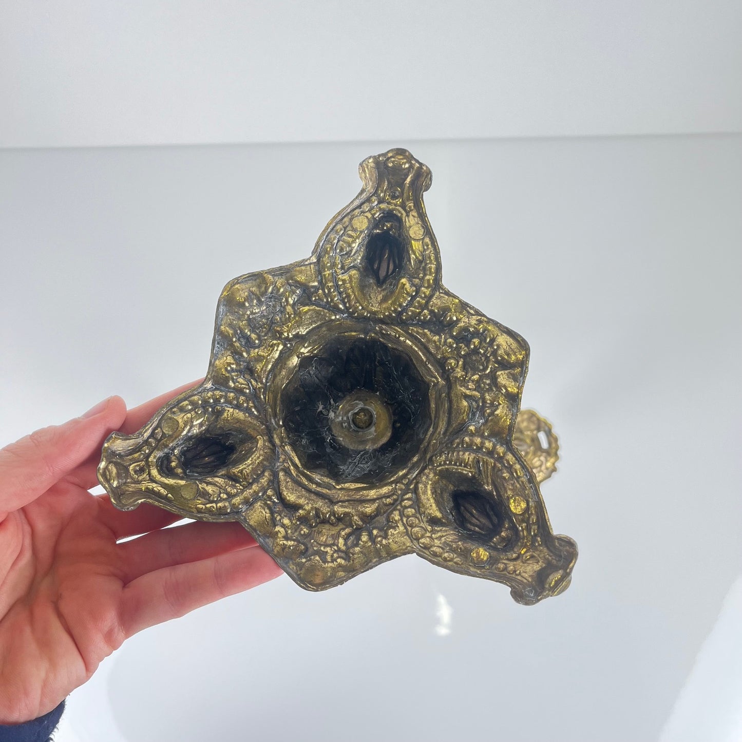 Candélabre ancien à 3 bras en laiton moulé, Angelot, fin XIXe-Début XXe