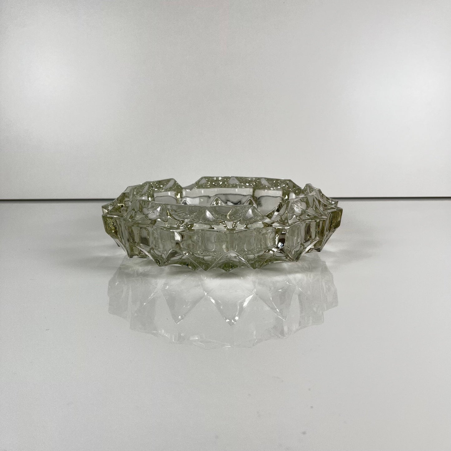 Grand cendrier en cristal taillé, 1960, France