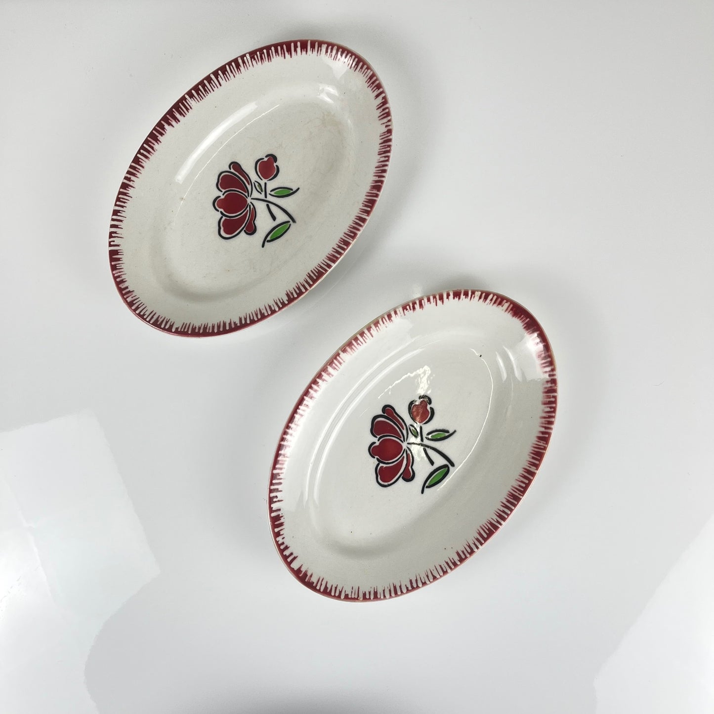 Duo de ravier en porcelaine, Badonviller, fleur rouge, 1950