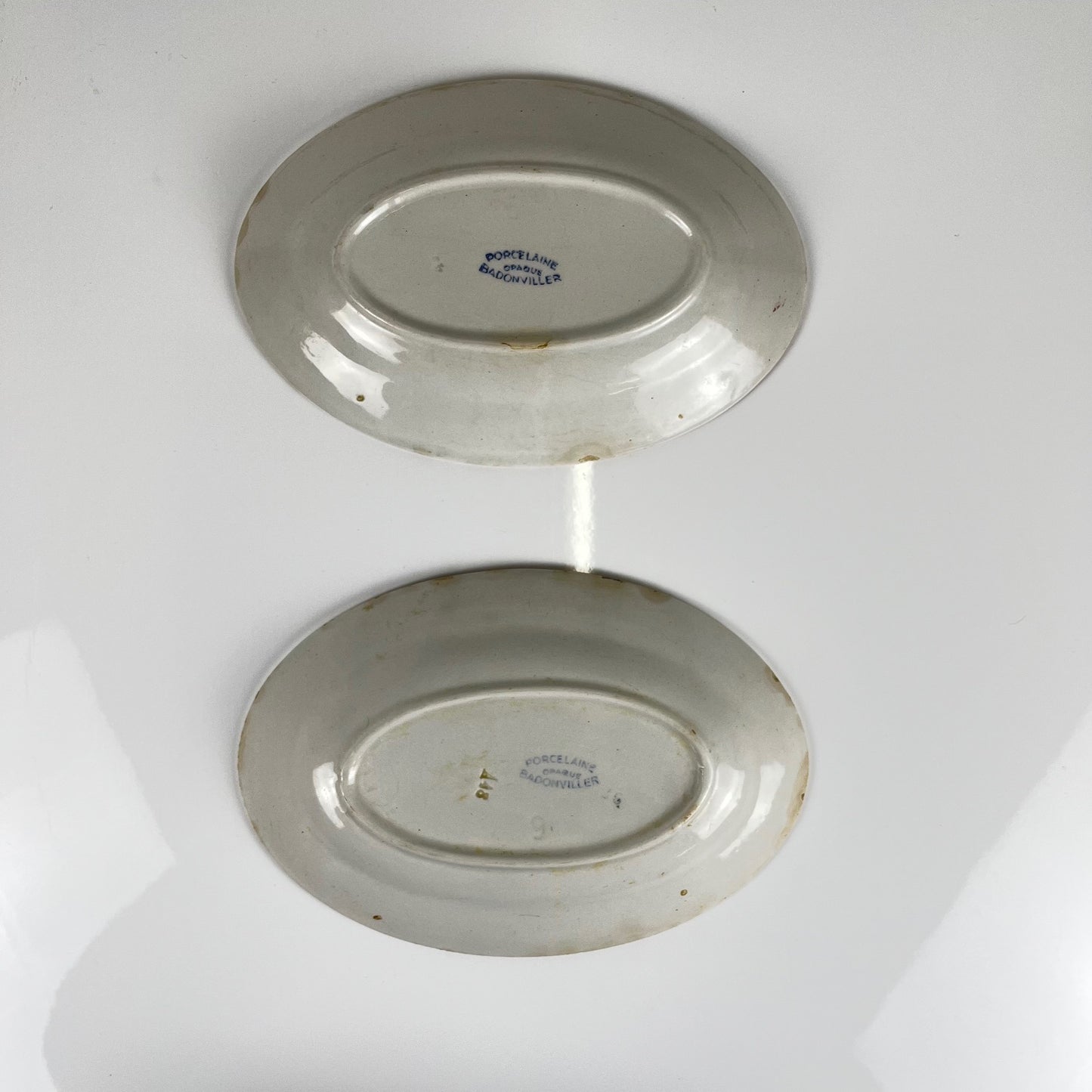 Duo de ravier en porcelaine, Badonviller, fleur rouge, 1950