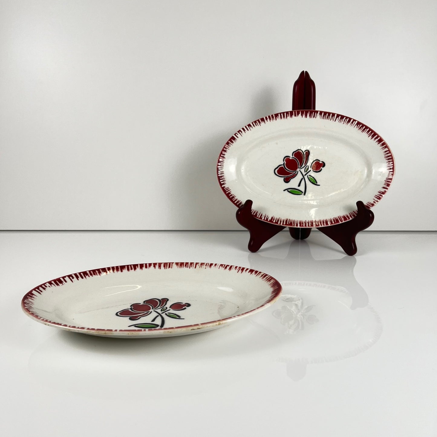 Duo de ravier en porcelaine, Badonviller, fleur rouge, 1950