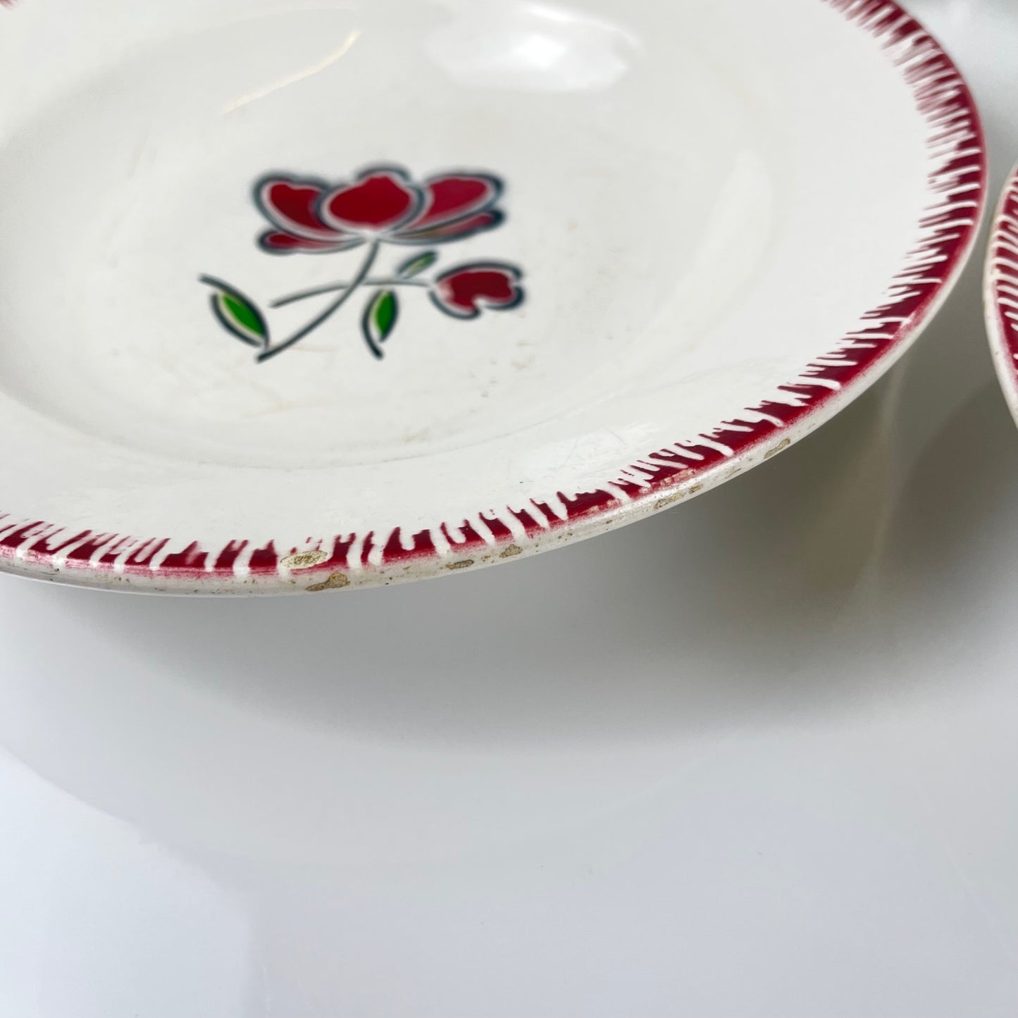 Set de 6 assiettes creuses en porcelaine, Badonviller, fleur rouge, 1950