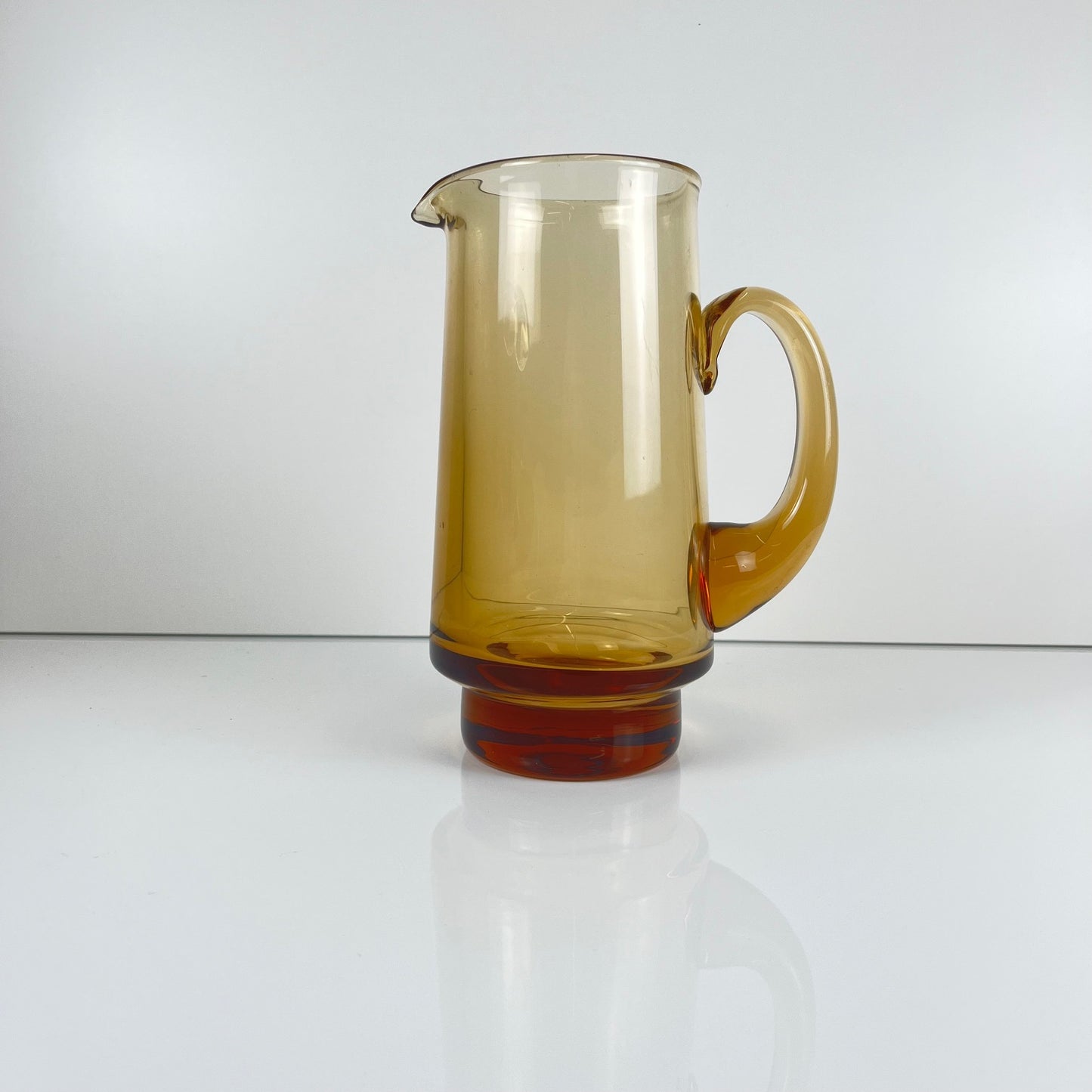 Cruche / pichet en verre soufflé ambre