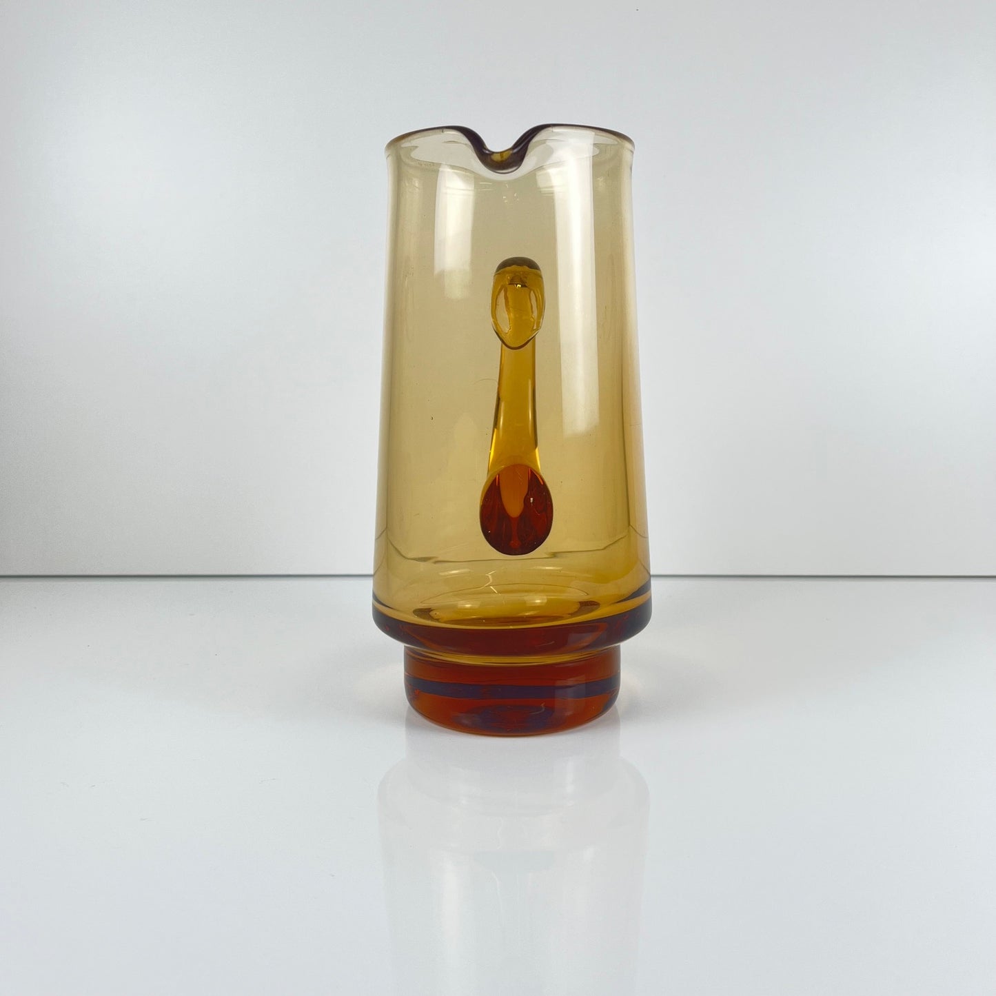 Cruche / pichet en verre soufflé ambre