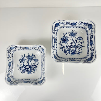 Paire de Plats carrés en porcelaine Blue Onion Kahla – Allemagne de l’Est, 1960–1980