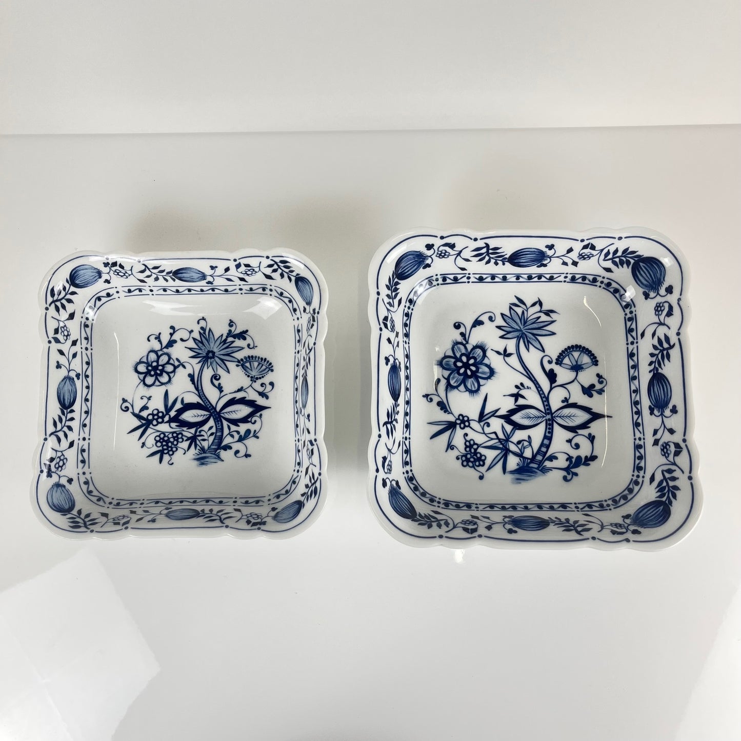 Paire de Plats carrés en porcelaine Blue Onion Kahla – Allemagne de l’Est, 1960–1980