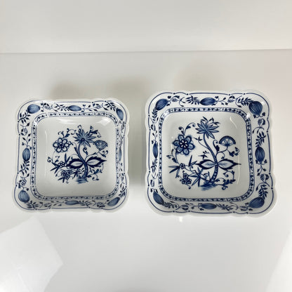 Paire de Plats carrés en porcelaine Blue Onion Kahla – Allemagne de l’Est, 1960–1980