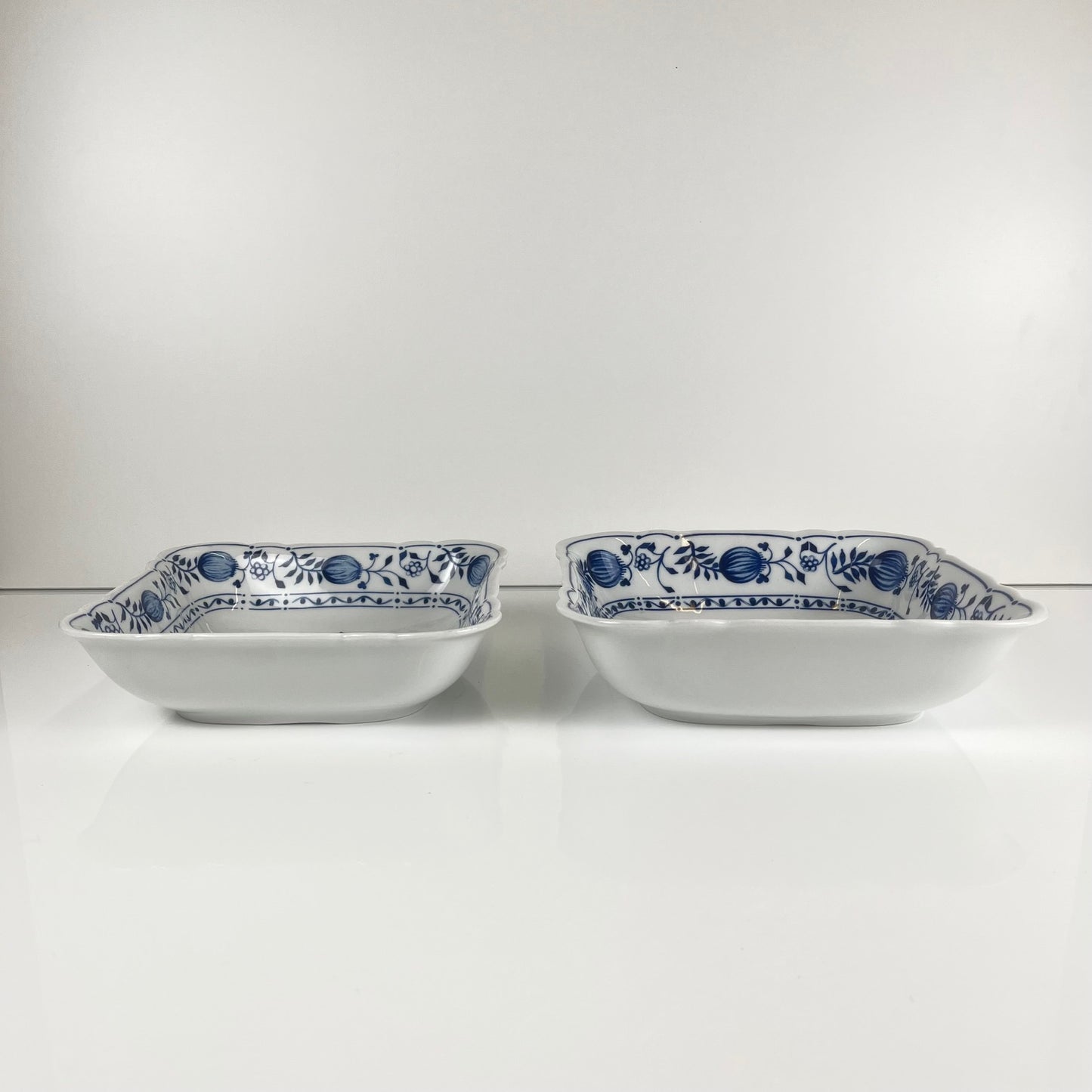Paire de Plats carrés en porcelaine Blue Onion Kahla – Allemagne de l’Est, 1960–1980