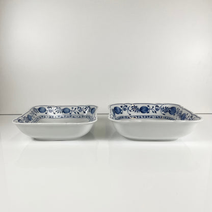 Paire de Plats carrés en porcelaine Blue Onion Kahla – Allemagne de l’Est, 1960–1980