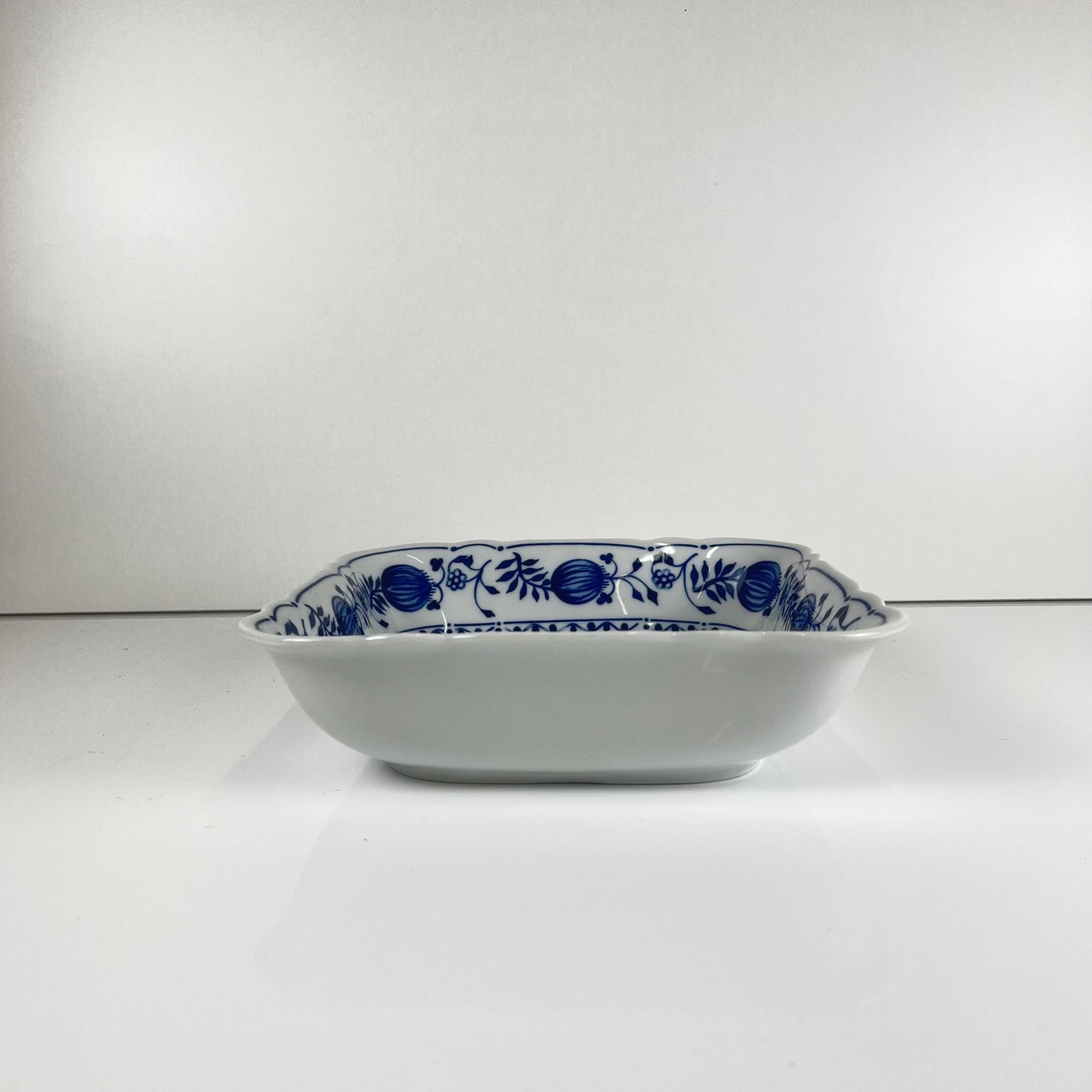 Paire de Plats carrés en porcelaine Blue Onion Kahla – Allemagne de l’Est, 1960–1980