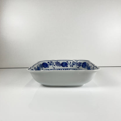 Paire de Plats carrés en porcelaine Blue Onion Kahla – Allemagne de l’Est, 1960–1980