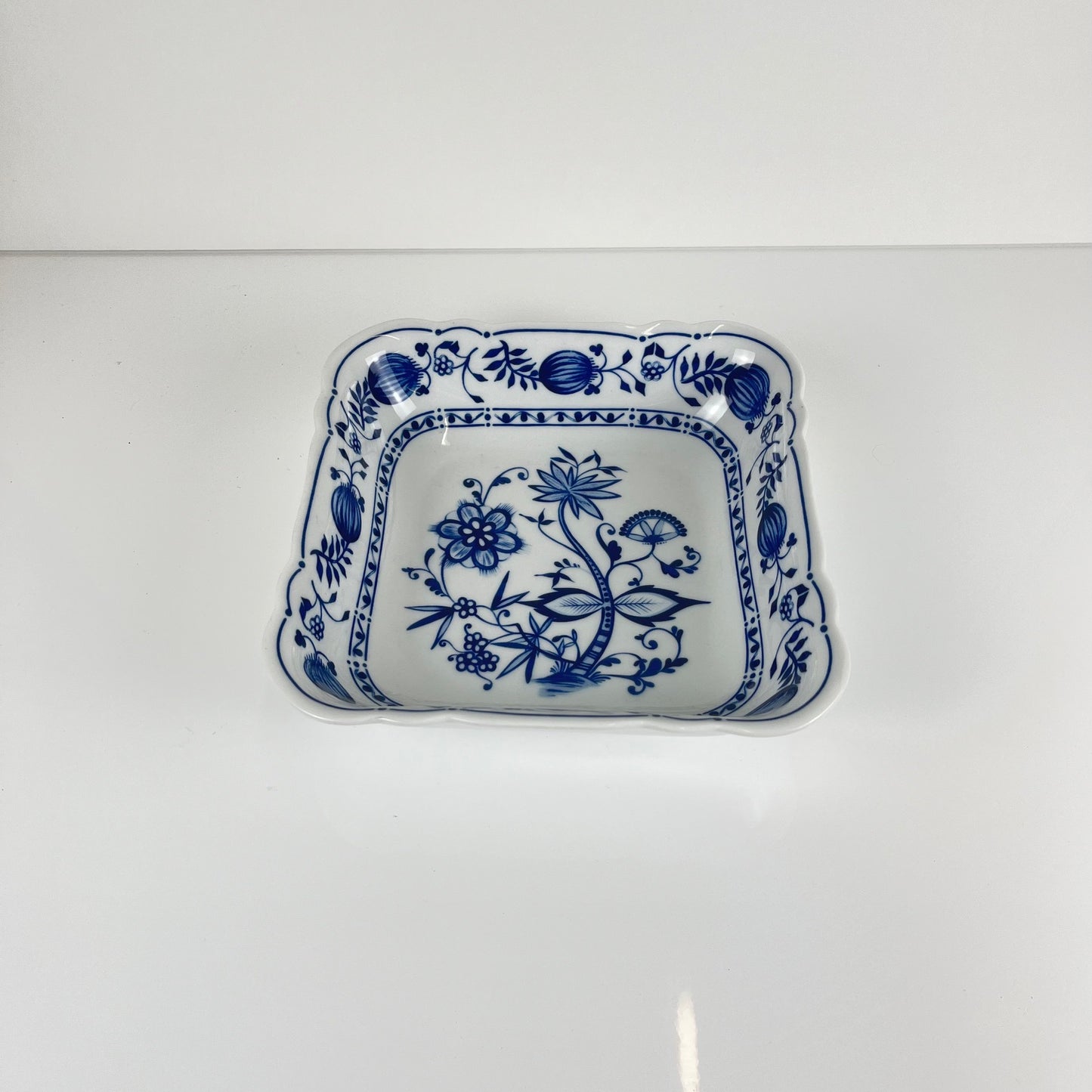 Paire de Plats carrés en porcelaine Blue Onion Kahla – Allemagne de l’Est, 1960–1980
