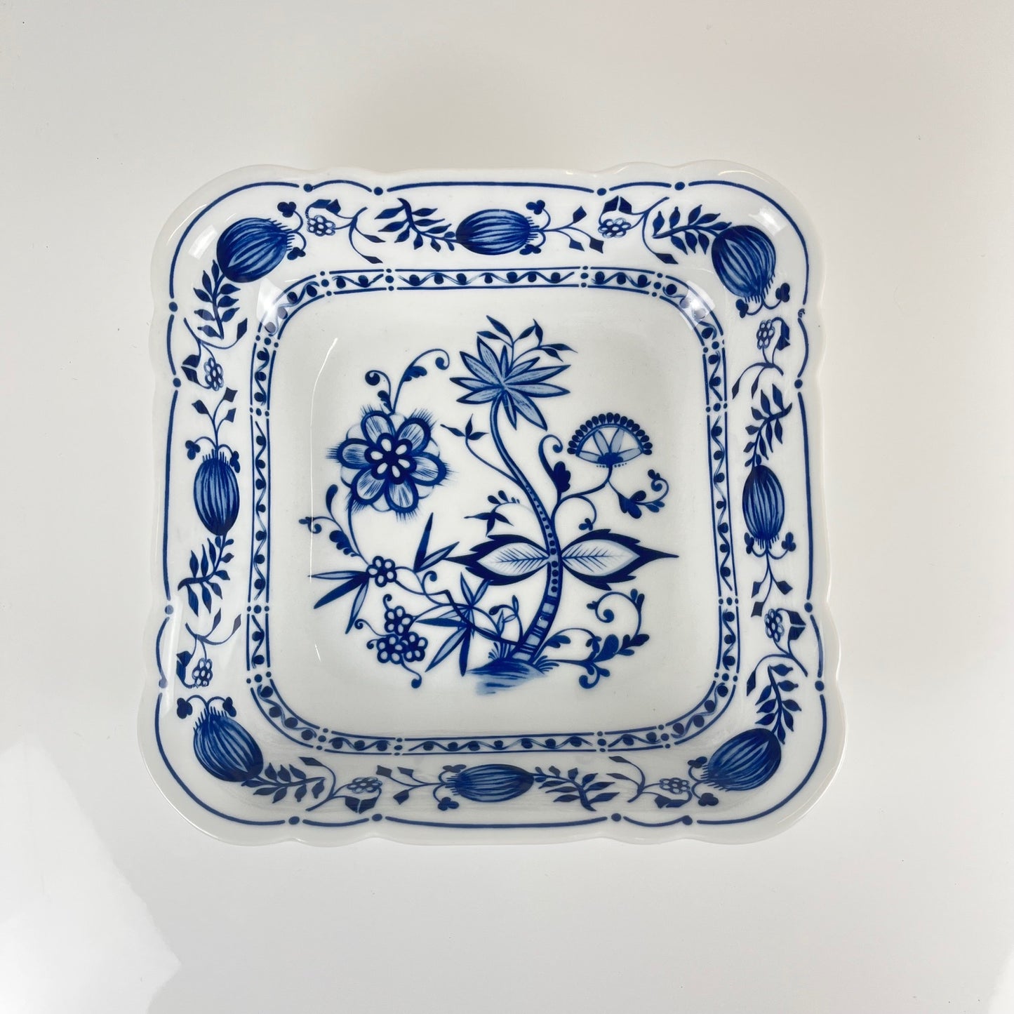 Paire de Plats carrés en porcelaine Blue Onion Kahla – Allemagne de l’Est, 1960–1980