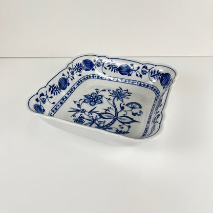 Paire de Plats carrés en porcelaine Blue Onion Kahla – Allemagne de l’Est, 1960–1980