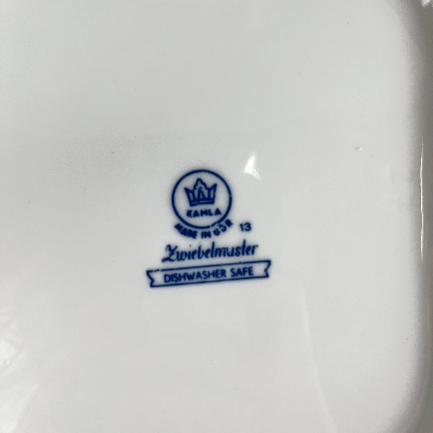 Paire de Plats carrés en porcelaine Blue Onion Kahla – Allemagne de l’Est, 1960–1980