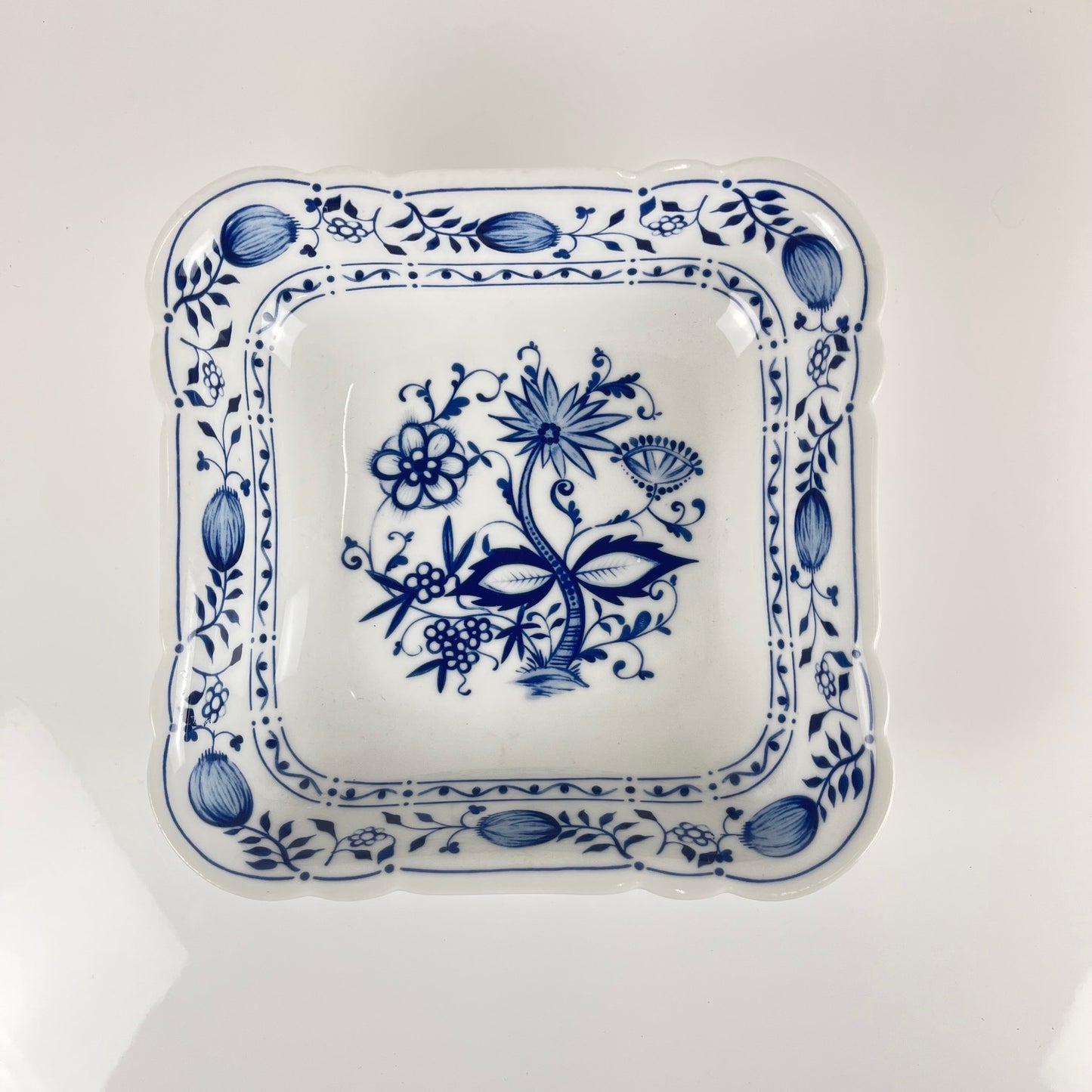 Paire de Plats carrés en porcelaine Blue Onion Kahla – Allemagne de l’Est, 1960–1980