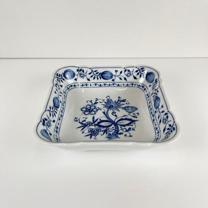 Paire de Plats carrés en porcelaine Blue Onion Kahla – Allemagne de l’Est, 1960–1980