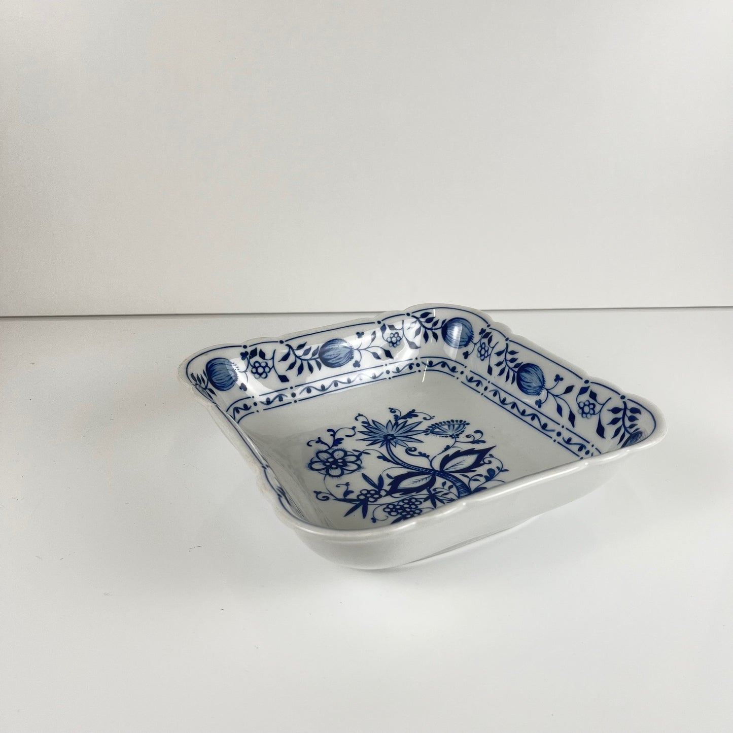 Paire de Plats carrés en porcelaine Blue Onion Kahla – Allemagne de l’Est, 1960–1980