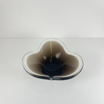 Coupe en verre fumé soufflé forme libre, 1970