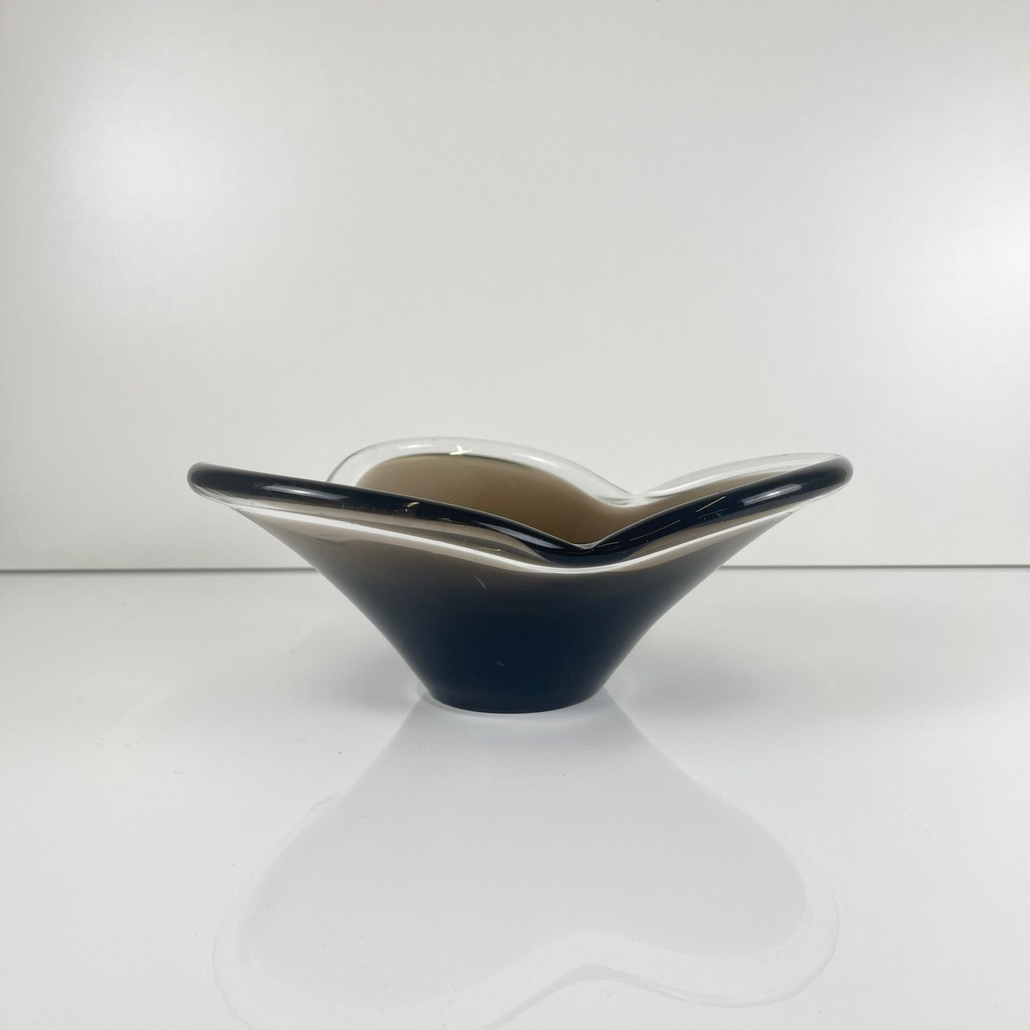 Coupe en verre fumé soufflé forme libre, 1970