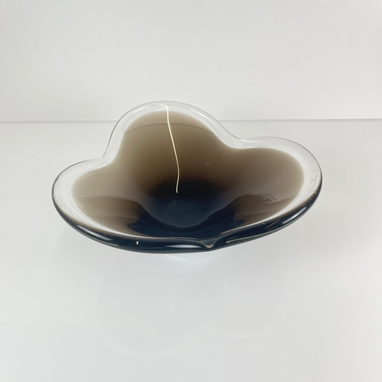 Coupe en verre fumé soufflé forme libre, 1970