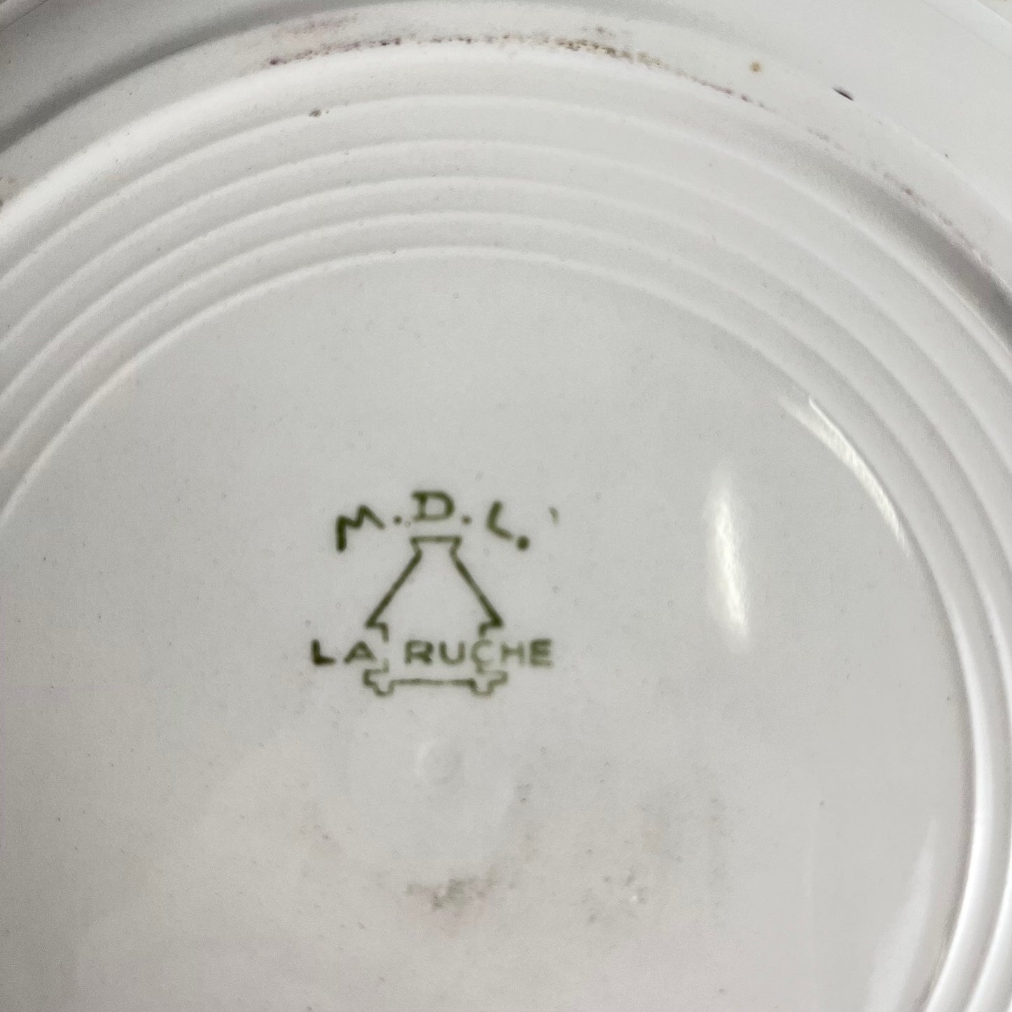 Plat rond avec rebord "La ruche", Moulins des loups, XXe