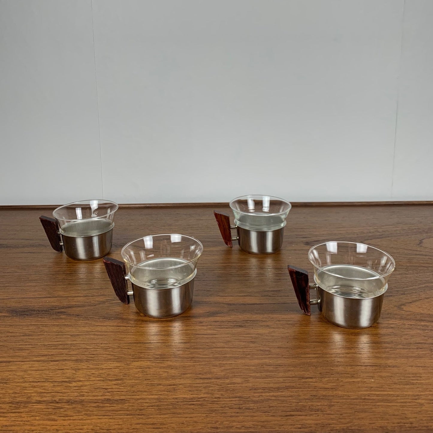 Lot de 4 tasses en métal et verre, 1970