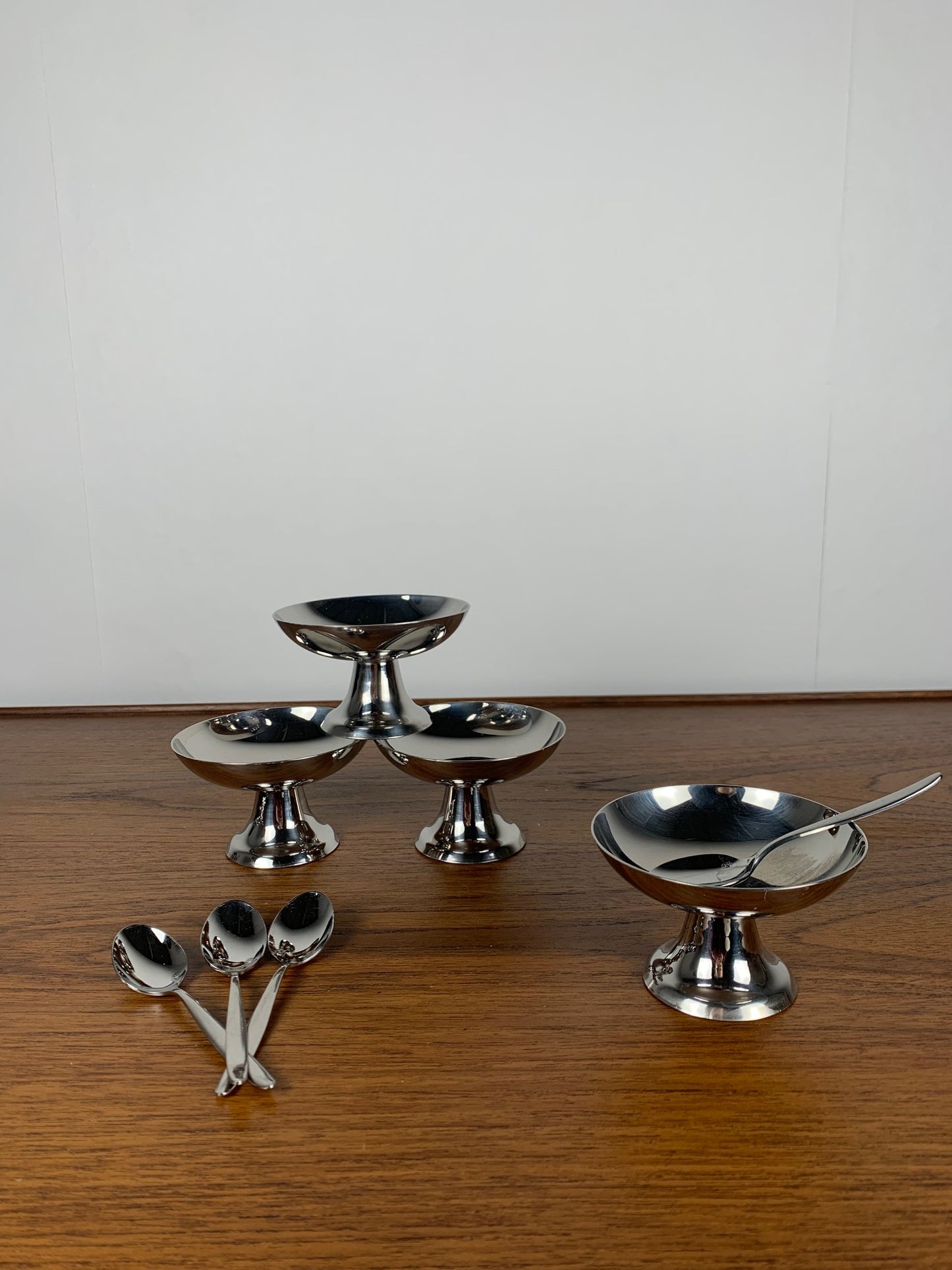 Set of 10 stainless steel ice cream cups with spoons and tray Guy Degrenne, 1970